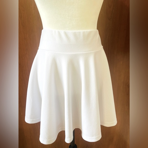 Girls Stretchy Flared Casual Pleated Mini Skirt, in great condition White Color. - Picture 1 of 3